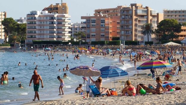 Pessoas na praia na ilha de Maiorca, na Espanha; depois de relaxar regras de quarentena, países viram aumento de casos (Foto: Reuters)