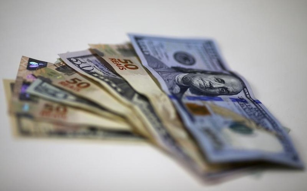 Notas de real e dólar em casa de câmbio — Foto: Reuters