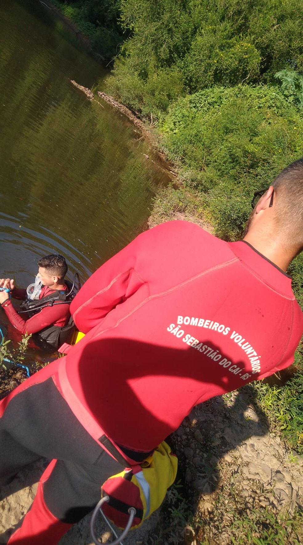Dois mergulhadores trabalharam nas buscas pelo corpo da vítima — Foto: Bombeiros Voluntários Caienses/Divulgação