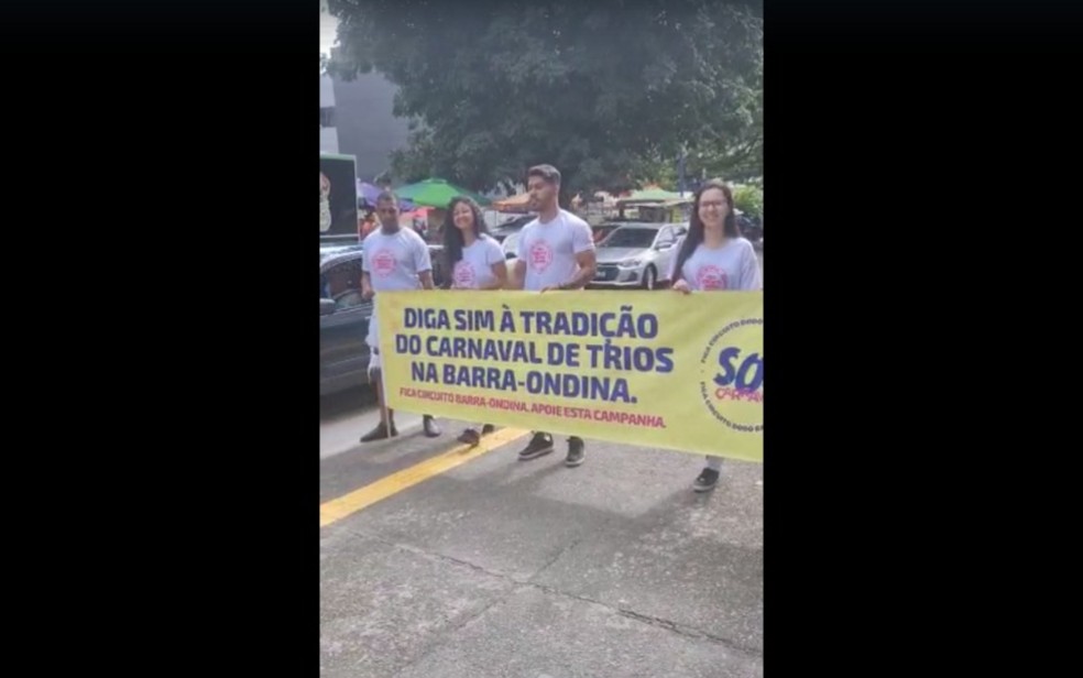 Grupo SOS Carnaval esteve na frente do prédio, localizado no Caminho das Árvores, para distribuir panfletos e recolher assinaturas contra a mudança — Foto: Adriana Oliveira/TV Bahia
