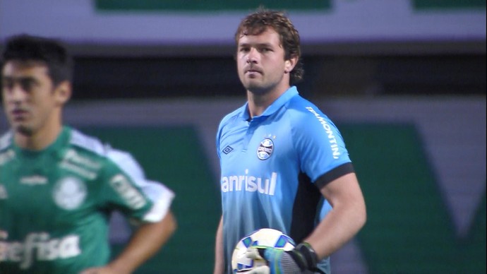 Goleiro do Grêmio admite falha em primeiro gol: Tem que trabalhar mais