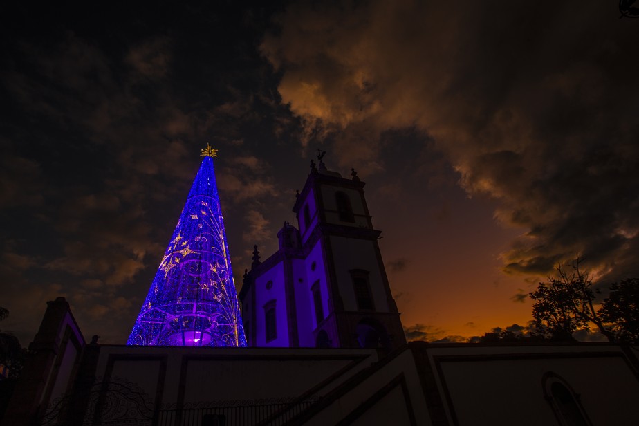 Árvore de Natal ao lado da Igreja de Nossa Senhora da Glória no Outeiro da Gloria