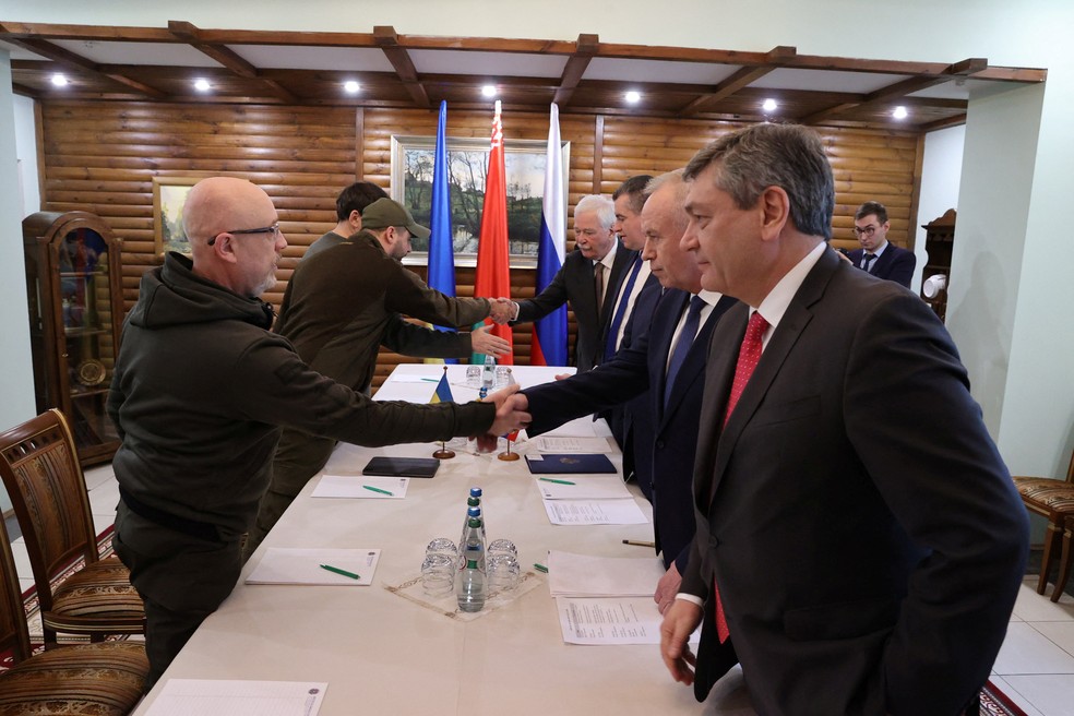 Aperto de mão na 2ª reunião entre ucranianos e russo nesta quinta-feira (3), em Belarus. — Foto: Reuters