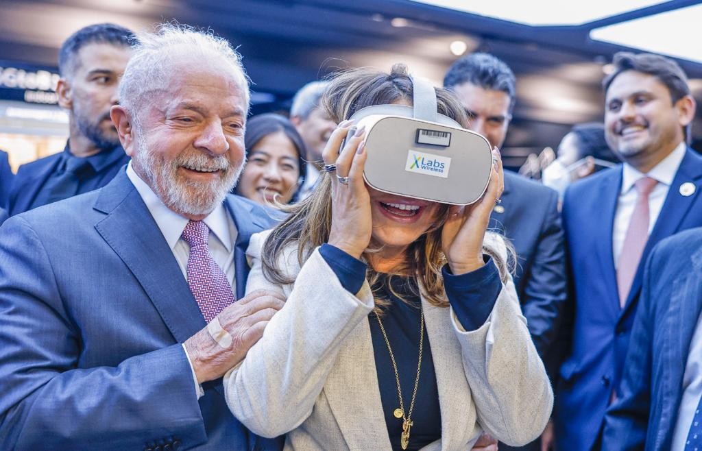 Ao lado de Janja, que veste óculos de realidade virtual, Lula visita showroom da Huawei — Foto: Ricardo Stuckert