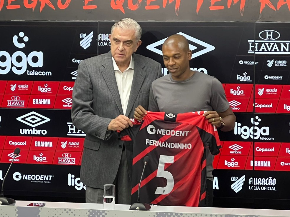 Fernandinho &Atilde;&copy; apresentado, realiza sonho de voltar ao Athletico e fala em  encerrar a carreira no clube | athletico-pr | ge