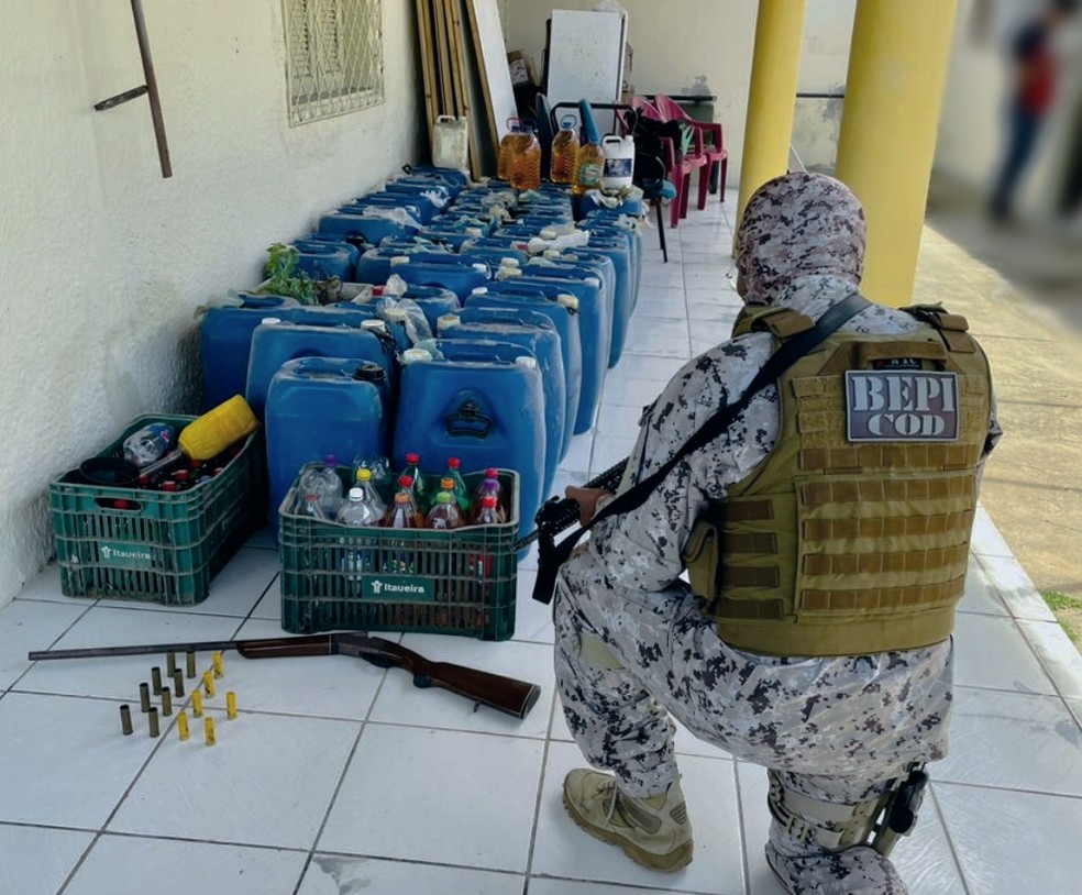 Homem é preso com 1,6 mil litros de gasolina irregular em casa no interior do Ceará. — Foto: PMCE/Reprodução