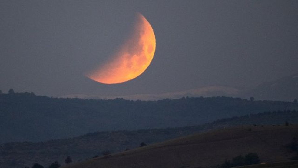 A super lua de sangue vista da Macedônia do Norte — Foto: BBC/EPA