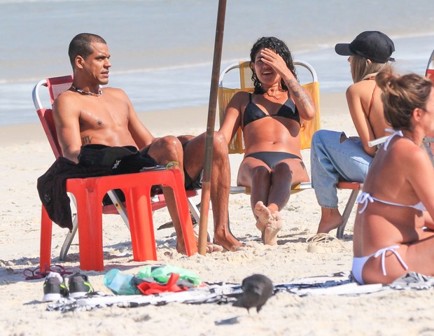 Marcello Melo Jr. curte dia de praia com amigas (Foto: Fabricio Pioyani/ AgNews)