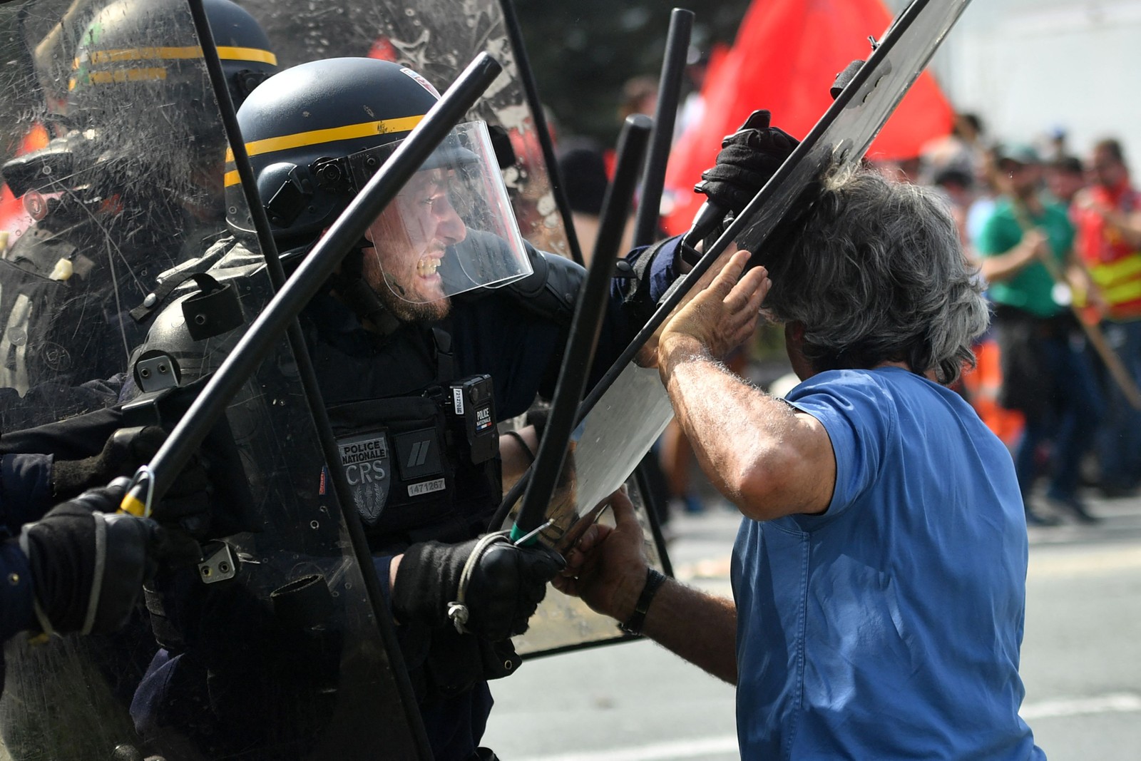 Policiais entram em confronto com um manifestante em Bayonne, sudoeste da França — Foto: GAIZKA IROZ / AFP