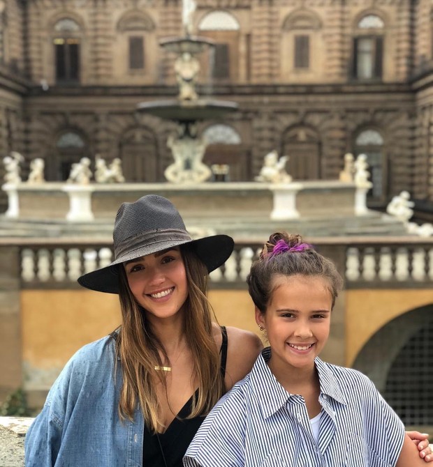 Jessica com a filha mais velha em reuniões de trabalho, na Itália (Foto: Reprodução Instagram)