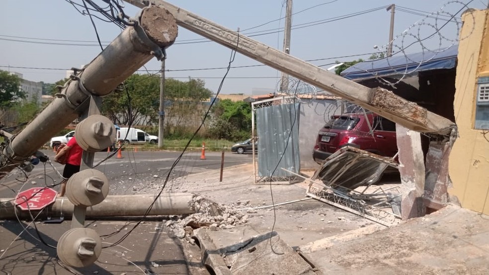 Caminhão bate em poste e deixa moradores sem energia em Sorocaba — Foto: Ellen Cristina Domke Feitosa/Arquivo pessoal