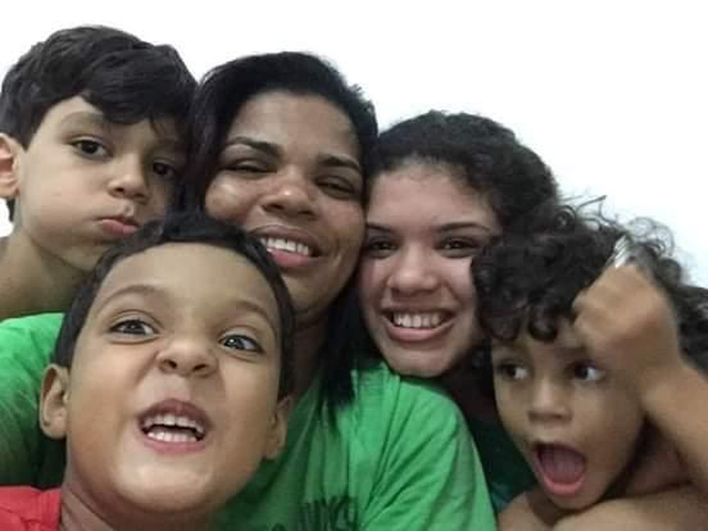 Paloma Paes Leme perdeu o marido e três filhos na tragédia da Muzema; apena o caçula, de 4 anos, sobreveiveu — Foto: Arquivo pessoal