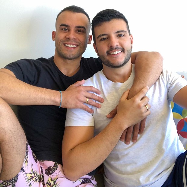 Apresentador Matheus Ribeiro relata ataque homofóbico que sofreu com noivo em restaurante (Foto: Reprodução/Instagram e Twitter)