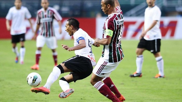 Liedson e Leandro Euzébio no Corinthians 0 x 1 Fluminense (Foto: Marcos Ribolli / Globoesporte.com)