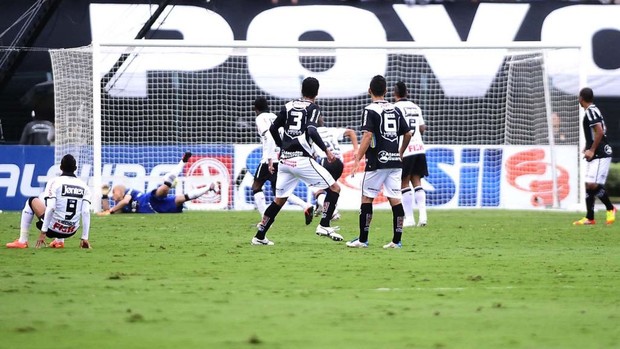 Julio Cesar, do Corinthians, falha no gol da Ponte (Foto: Marcos Ribolli / Globoesporte.com)