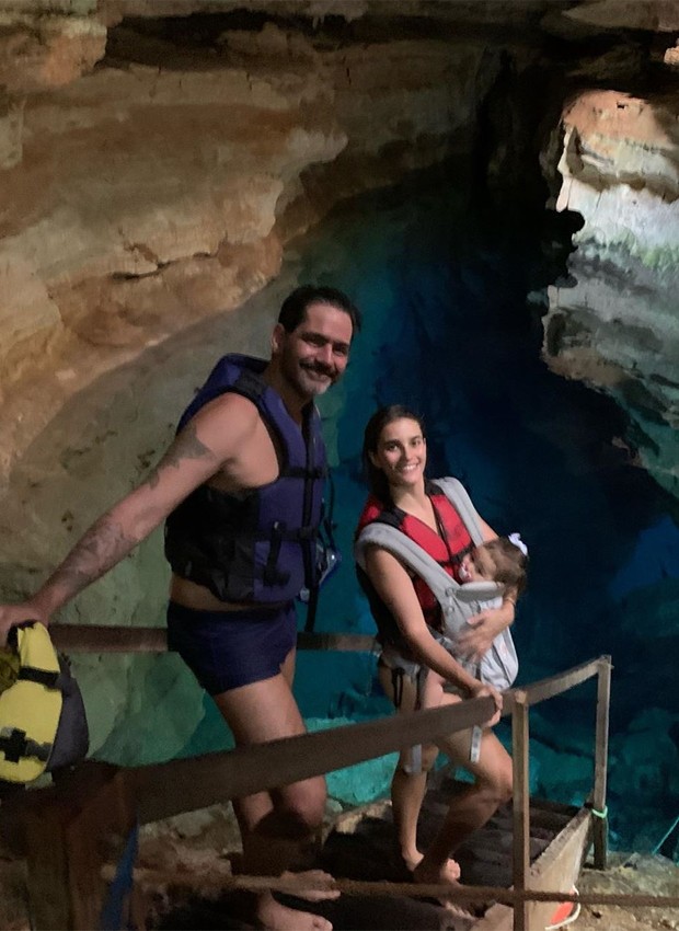 Priscila Steinman com o marido, o diretor Vinícius Coimbra, e a filha, Rosa, no Poço Azul, na Chapada Diamantina (Foto: Reprodução/Instagram)