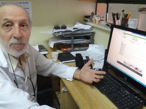 Professor Luiz Antônio mostra site do banco de dados. (Foto: Carolina Sanches/ G1)