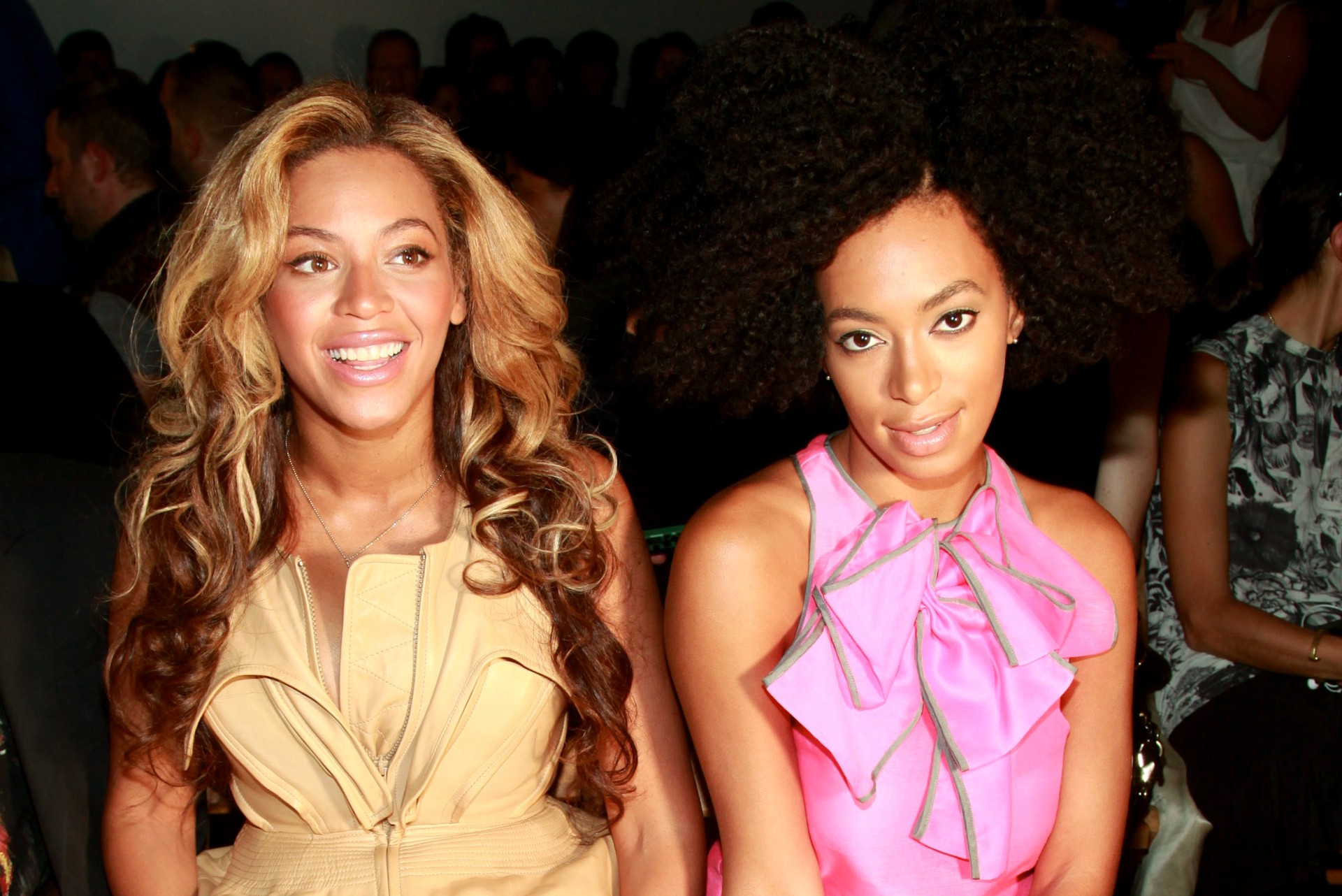 À esquerda, Beyoncé, de 32 anos. E a direita, Solange Knowles, de 28 anos. Ambas são cantoras. (E não vamos escrever mais nada porque, né, vai que a Solange se irrita). (Foto: Getty Images)
