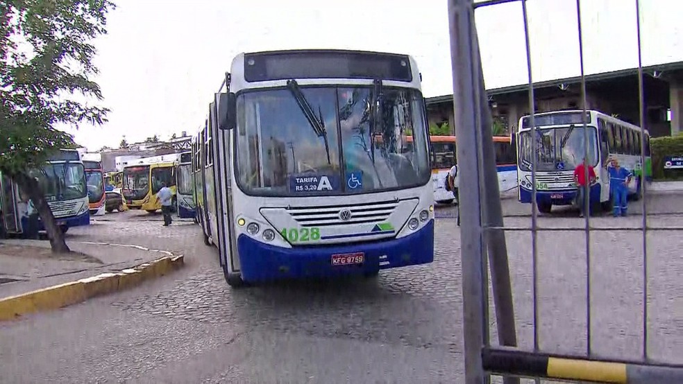 Ônibus da Cidade Alta ficaram parados na garagem, em Olinda, nesta terça-feira (7) (Foto: Reprodução TV Globo)