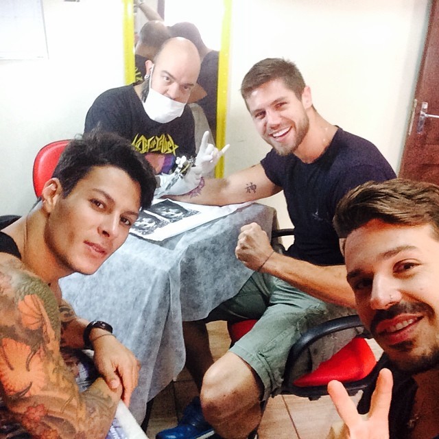 Jonas Sulzbach e amigos em estúdio de tatuagem (Foto: Reprodução/Instagram)