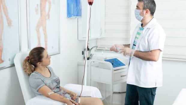 Entre os métodos de aplicação de ozônio vendidos pelas clínicas, está introduzir o gás no sangue retirado do paciente e reinjetado depois (Foto: Getty Images via BBC)