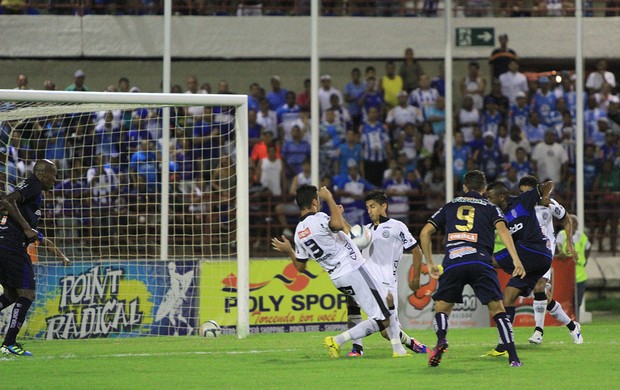 Clementino emenda para marcar o gol salvador do Azulão (Foto: Ailton Cruz/ Gazeta de Alagoas)
