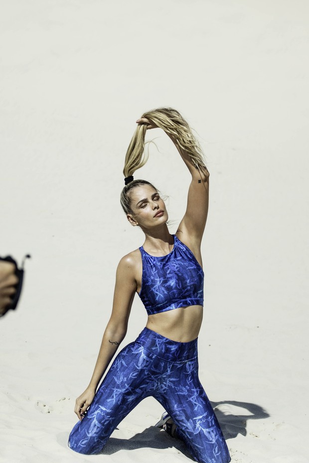 Yasmin Brunet posa para beachwear e entrega o segredo dos cabelos (Foto: Divulgação)