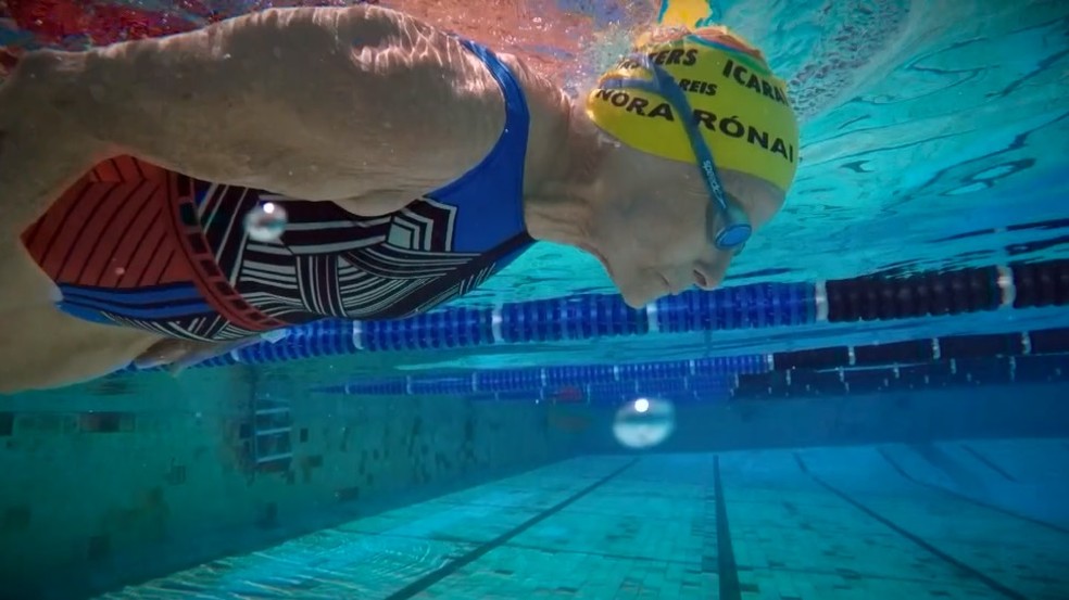 'A piscina me salva', diz Nora Ronai (Foto: BBC Brasil)