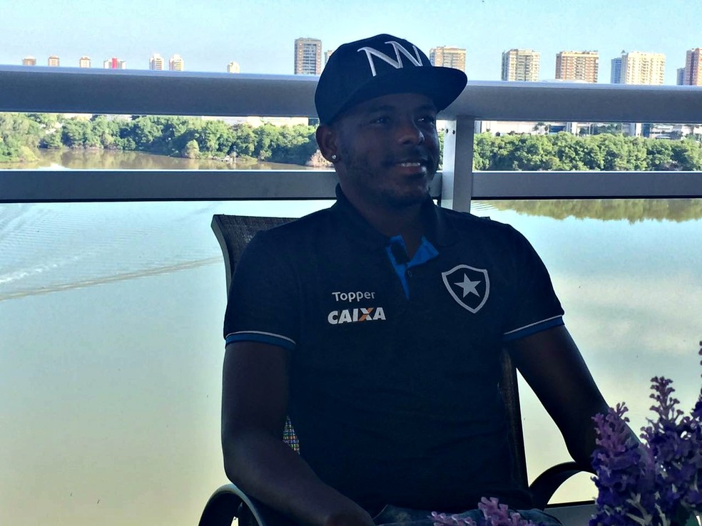 Hoje morando na Zona Oeste do Rio, meia já precisou viver debaixa de arquibancada (Foto: Thiago Lima)