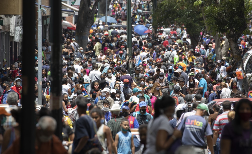 20 de junho - Multidão nas ruas de Caracas, capital da Venezuela, em foto tirada no dia 20 de junho — Foto: Ariana Cubillos/AP