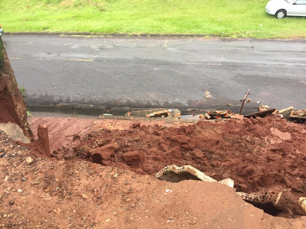Quedas foram registradas na Avenida Conte de Serra Negra e na Rua Lourenço Castanho — Foto: Defesa Civil/Divulgação