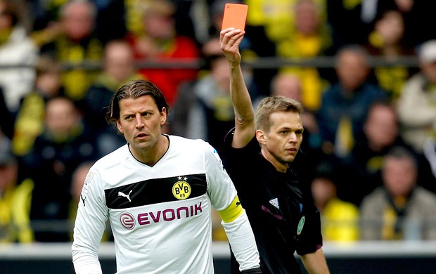Explosão deixa jogador do Dortmund ferido e adia jogo da Champions League