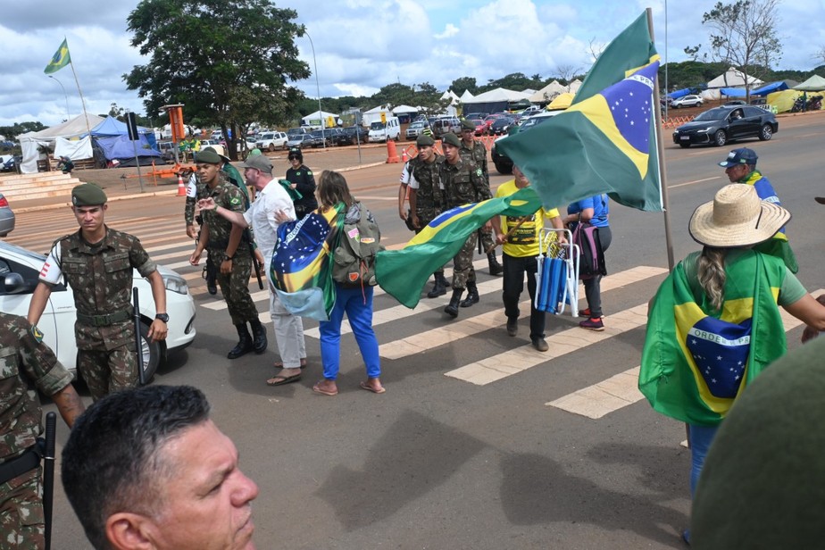 Manifestantes Bolsonaristas começam a sair do acampamento montado em frente ao QG do Exército, em Brasília