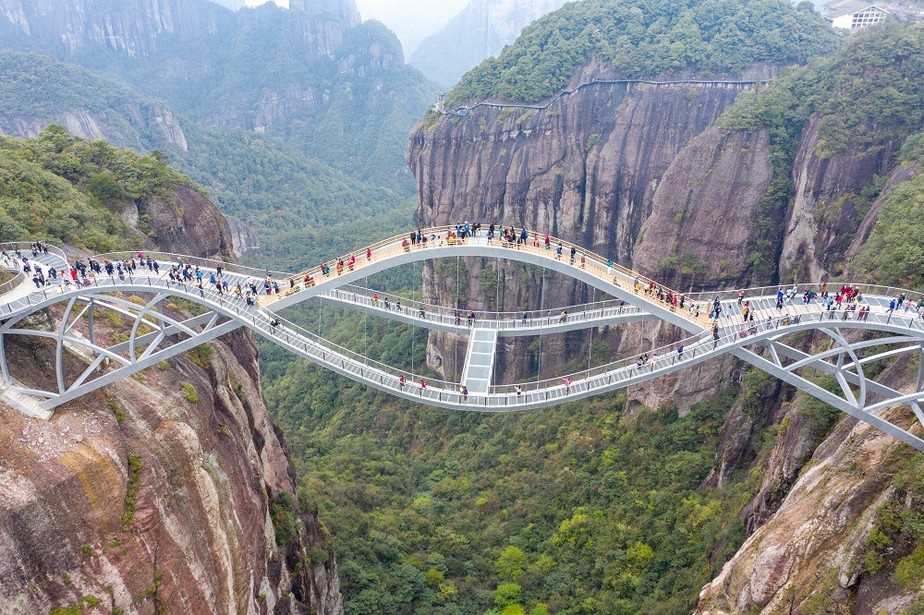 A ponte Ruyi, na China, é circundada por montanhas e florestas