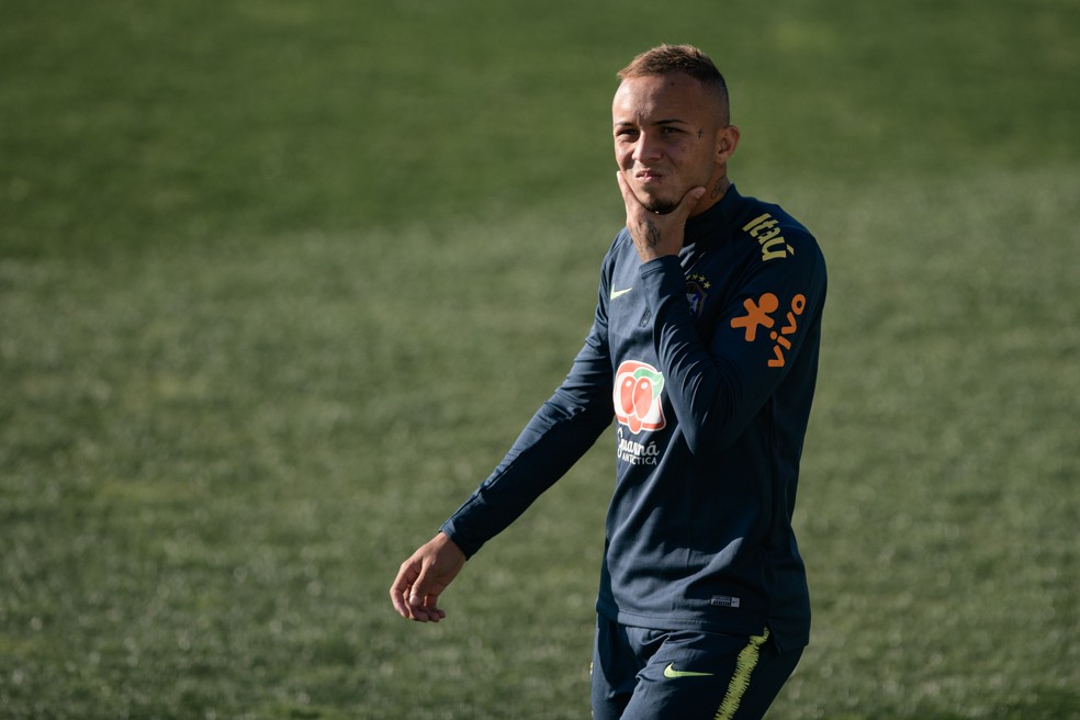 Everton em treino da seleção brasileira, no Porto — Foto: Pedro Martins/MoWA Press