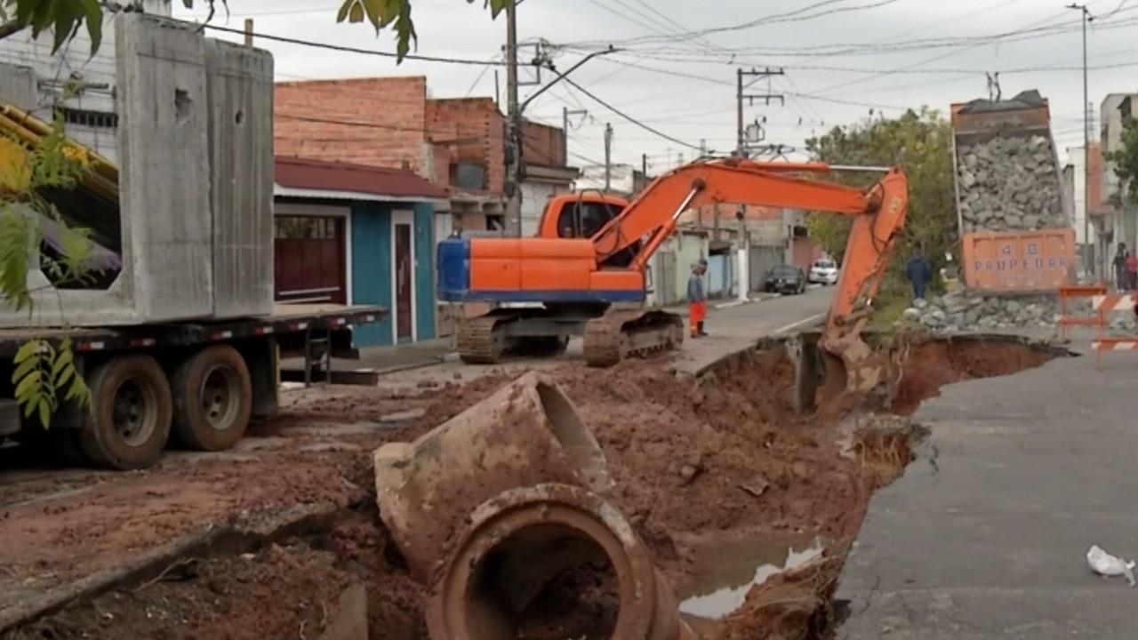 Cratera em avenida preocupa moradores de Ferraz de Vasconcelos