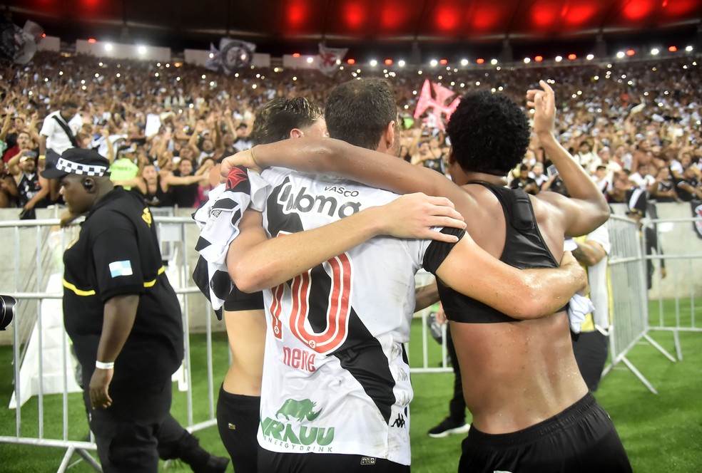 Jogadores do Vasco comemoram perto da torcida no Maracanã — Foto: André Durão