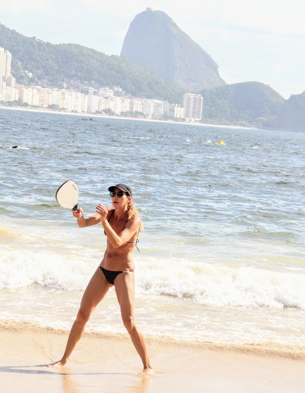Fernanda Venturini joga frescobol em praia do Rio (Foto: Daniel Delmiro/AgNews)
