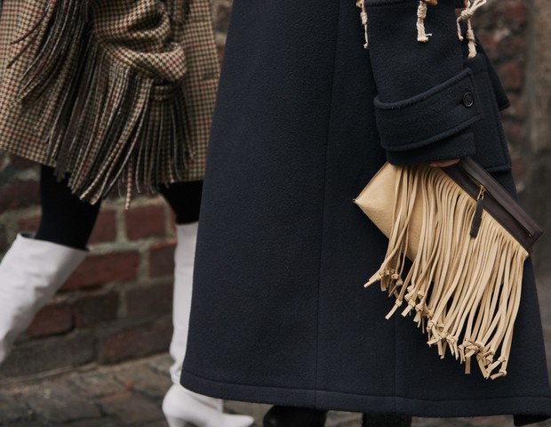 Bolsa com detalhes em cordas trançadas assessorando casaco de lã (Foto: Imaxtree)