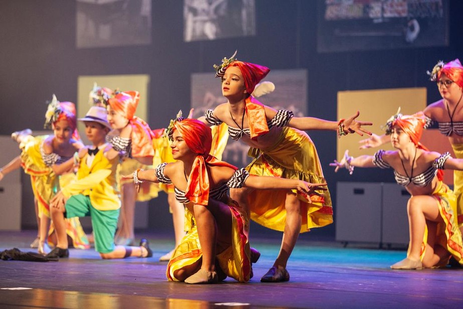 A colorida dança infantil 'Carmen Miranda', da escola Deborah Colker, no espetáculo de fim de ano 'O DNA do Brasil'