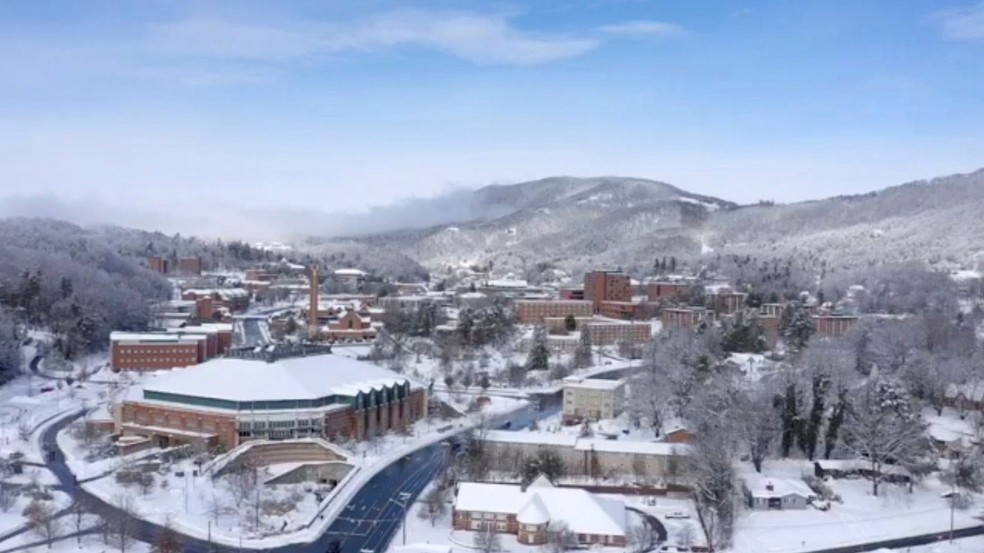 Uma vista aÃ©rea mostra a neve sobre a Universidade Estadual dos Apalaches em Boone, Carolina do Norte, EUA, nesta terÃ§a-feira (10)  â Foto: Nelson Aerial Productions / Reuters