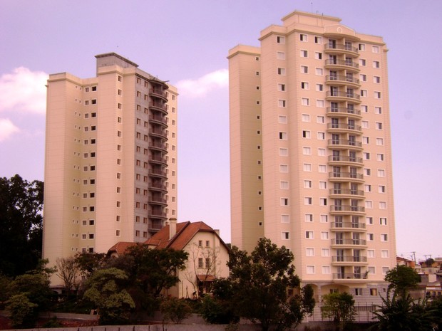 O &#39;Castelinho&#39; em foto atual, entre as duas torres de um condomínio (Foto: Alexandre Pimenta/ Pirituba Net/VC no G1)