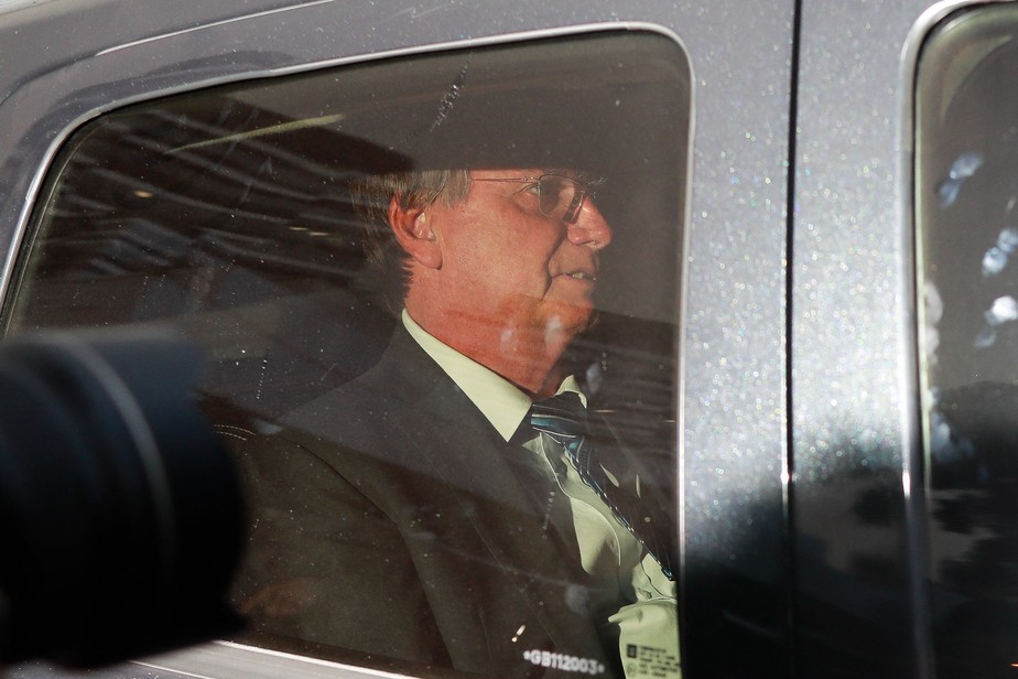 Bolsonaro no carro ao sair da Polícia Federal após prestar depoimento