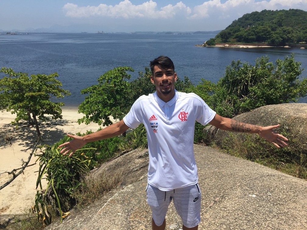 PaquetÃ¡ posa na Ilha que lhe rendeu o apelido no futebol (Foto: Gustavo Rostein)
