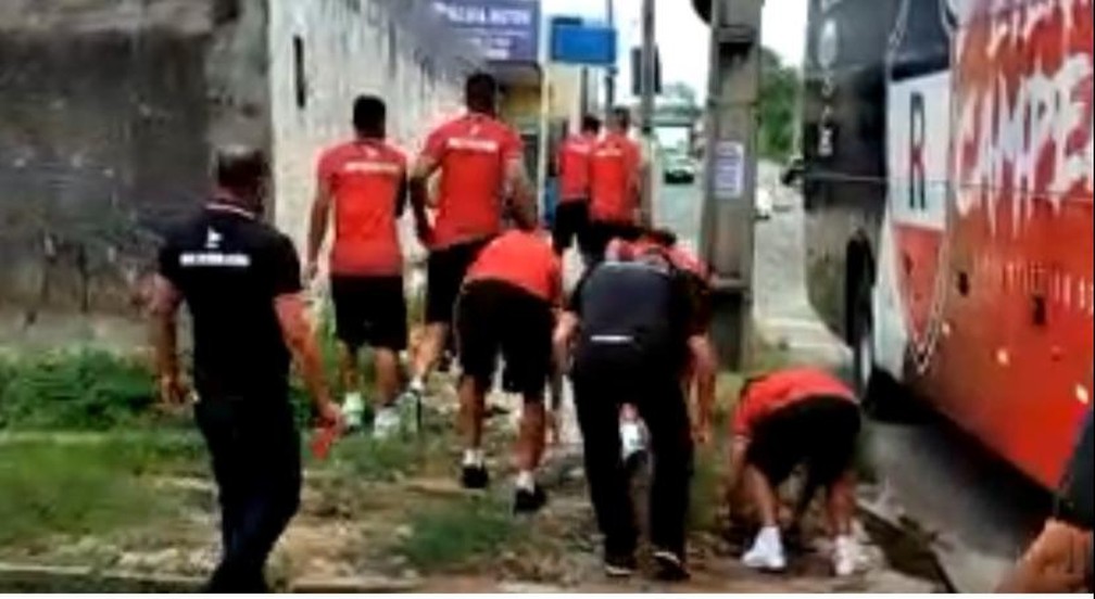 Confronto River-PI contra torcida — Foto: Redes sociais