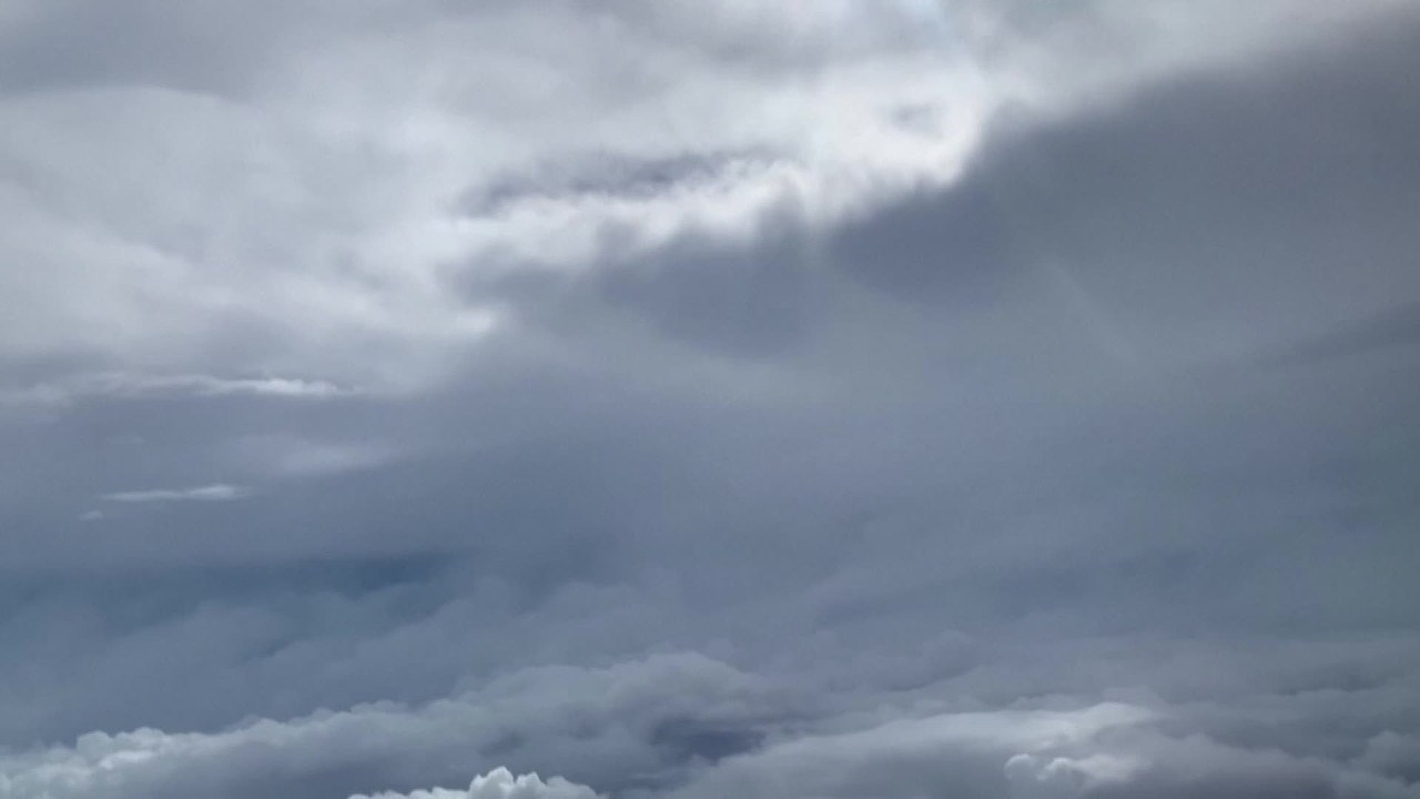 Avião sobrevoa olho do furacão Laura, no Golfo do México
