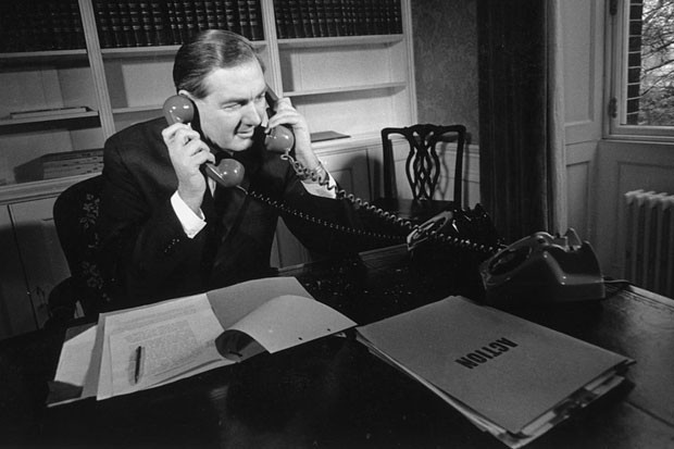Trabalhador ao telefone (Foto: Getty Images)