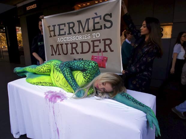 Protesto em frente à Hermes com modelo australiana foi organizado pelo grupo PETA (Foto: REUTERS/David Gray)