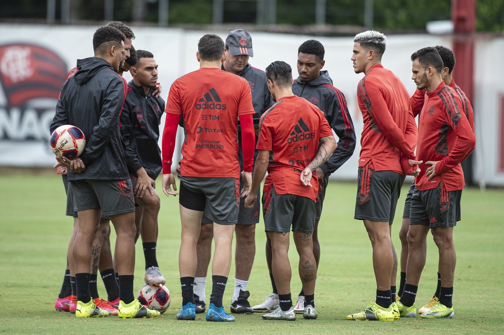 Rog&eacute;rio Ceni conversa com reservas durante atividade &mdash; Foto: Alexandre Vidal / Flamengo