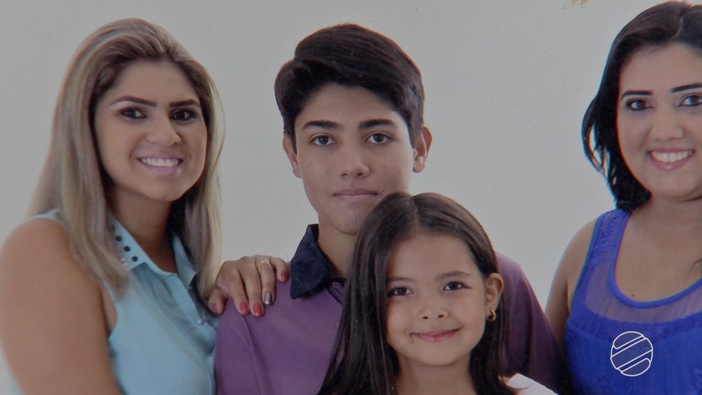 FamÃ­lia pede justiÃ§a apÃ³s jovem ser baleado na cabeÃ§a em assalto (Foto: TV Morena/ReproduÃ§Ã£o)